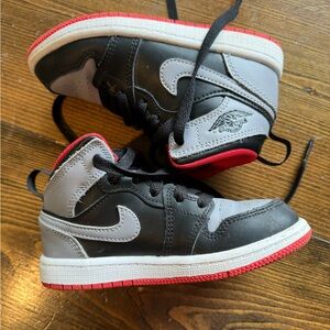 Like new - Kids Jordan 1 Mid Nikes